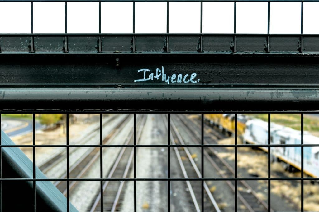 Neden Bazı Influencer'lar Viral Olurken Diğerleri Kayboluyor?